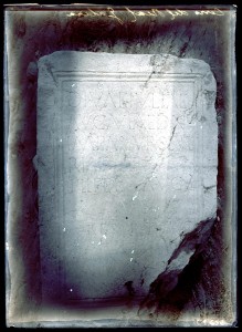 2017-08-07 Lápida con inscripción romana de la necrópolis ibérica de Tútugi. (017)