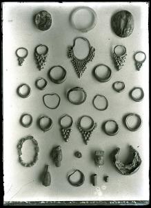Conjunto de pendientes, arracadas y anillos procedentes de la necrópolis de Tútugi.