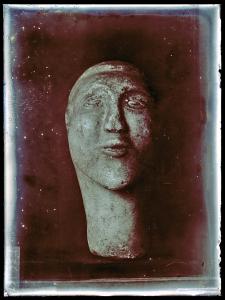 069. Vista frontal de una cabeza masculina de alabastro procedente de la necrópolis de Tútugi.